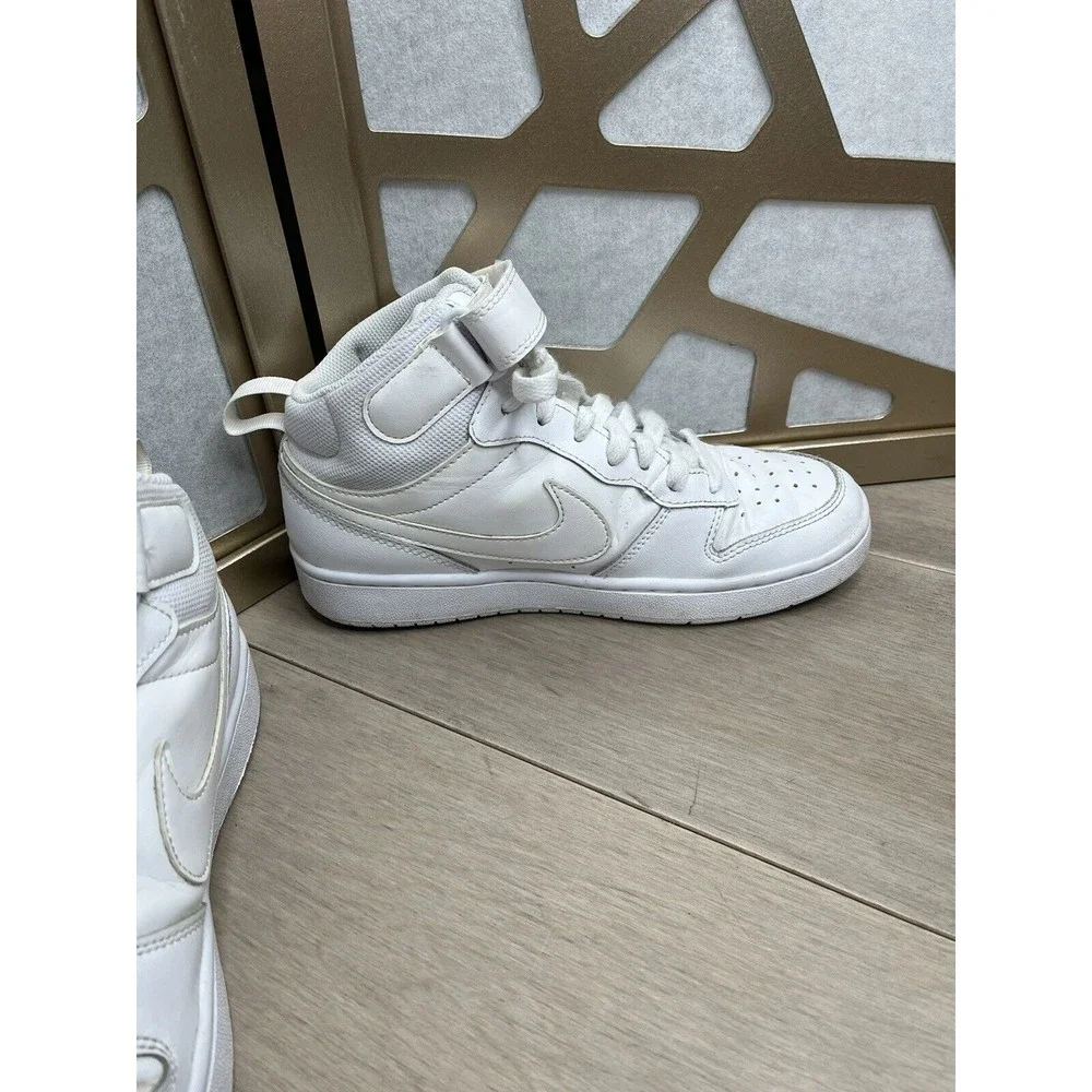 Nike Boys Court Borough Mid 2 sz 5.5 y youth White Basketball Shoes Snea…
